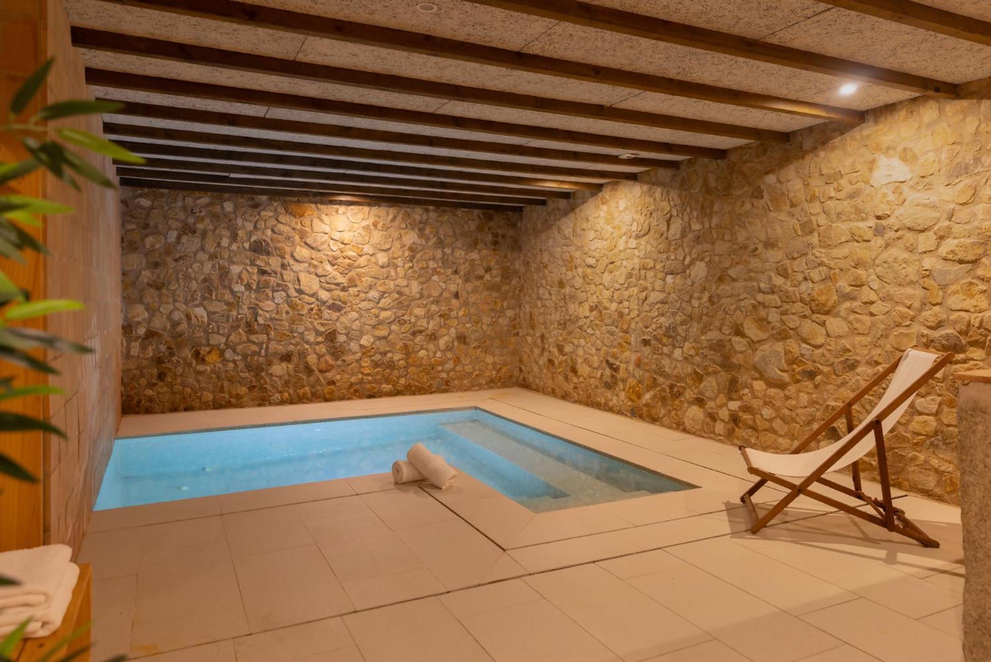 Can Bufi Espectacular Casa Con Piscina Interior Llagostera Bagian luar foto