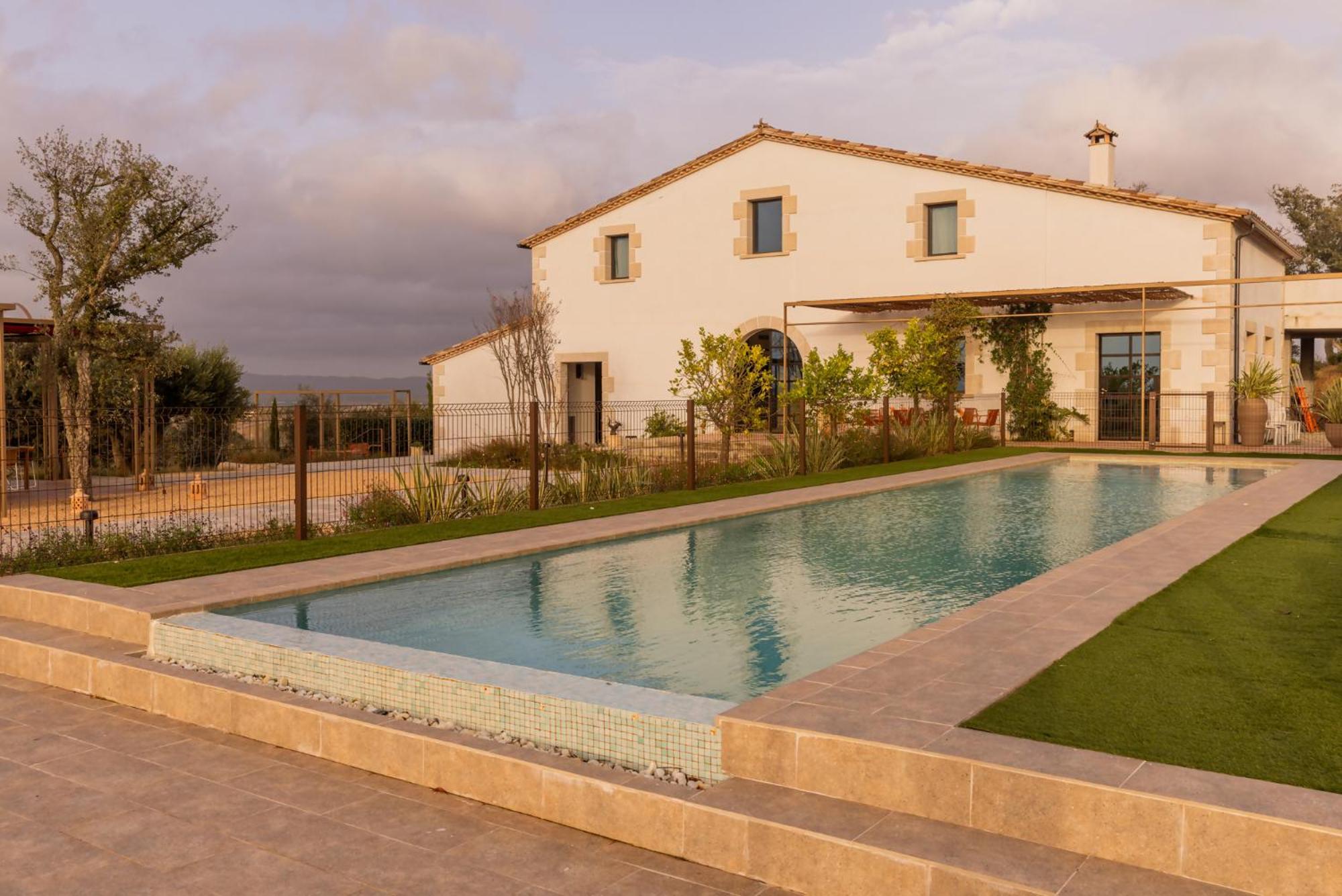 Can Bufi Espectacular Casa Con Piscina Interior Llagostera Bagian luar foto